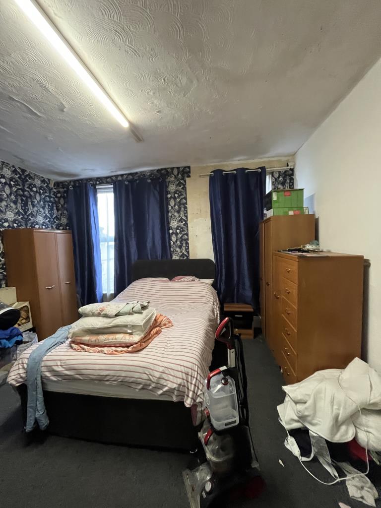 Lot: 30 - MIXED USE INVESTMENT IN TOWN CENTRE - Bedroom in flat, photograph provided to the auctioneers